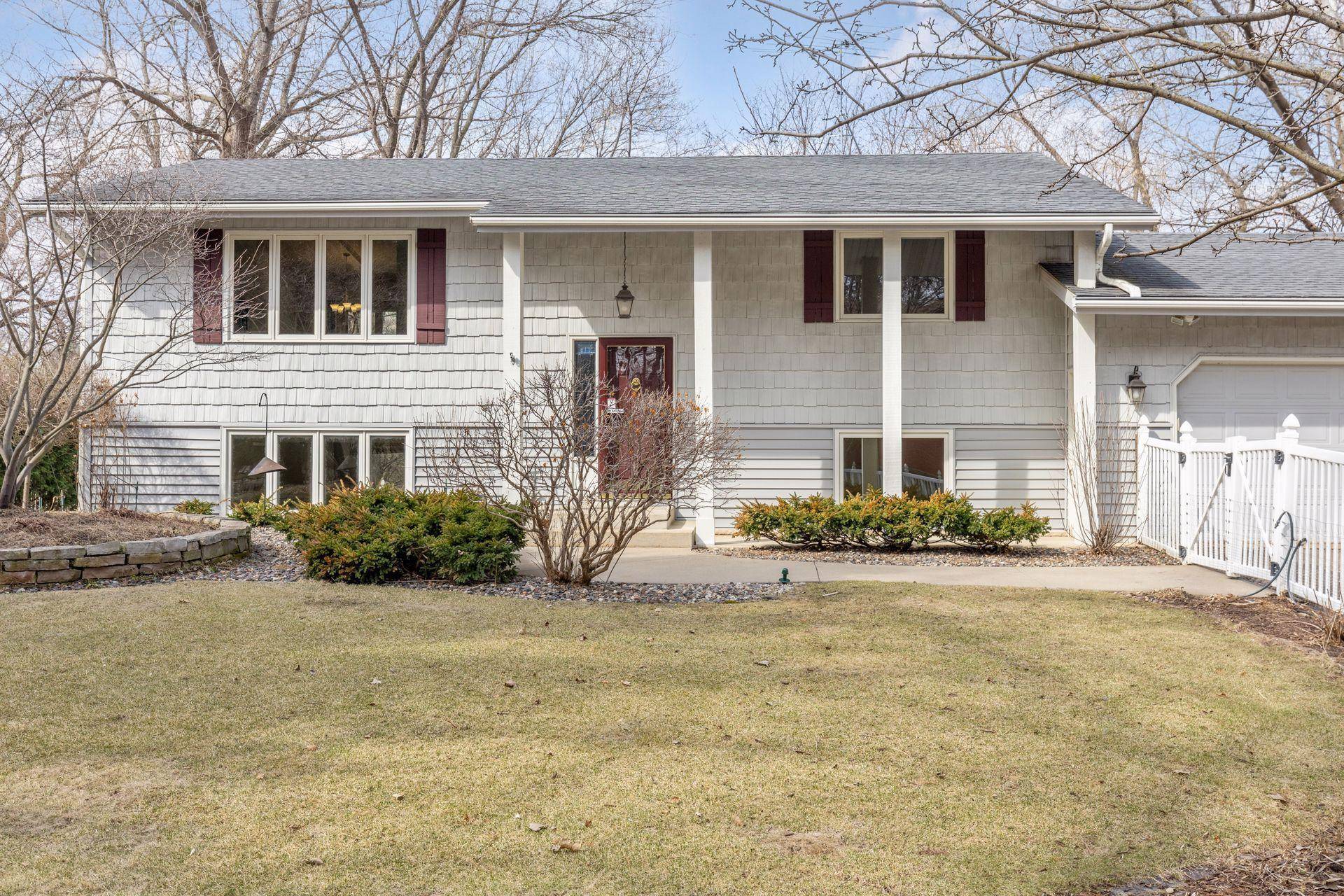 Minnetonka, MN 55345,4304 Camelot DR