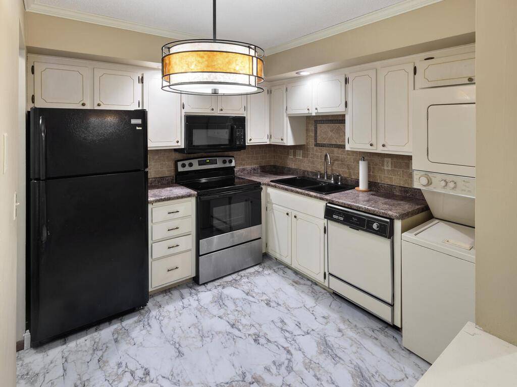 Burnsville, MN 55337,12600 Parkwood DR #111