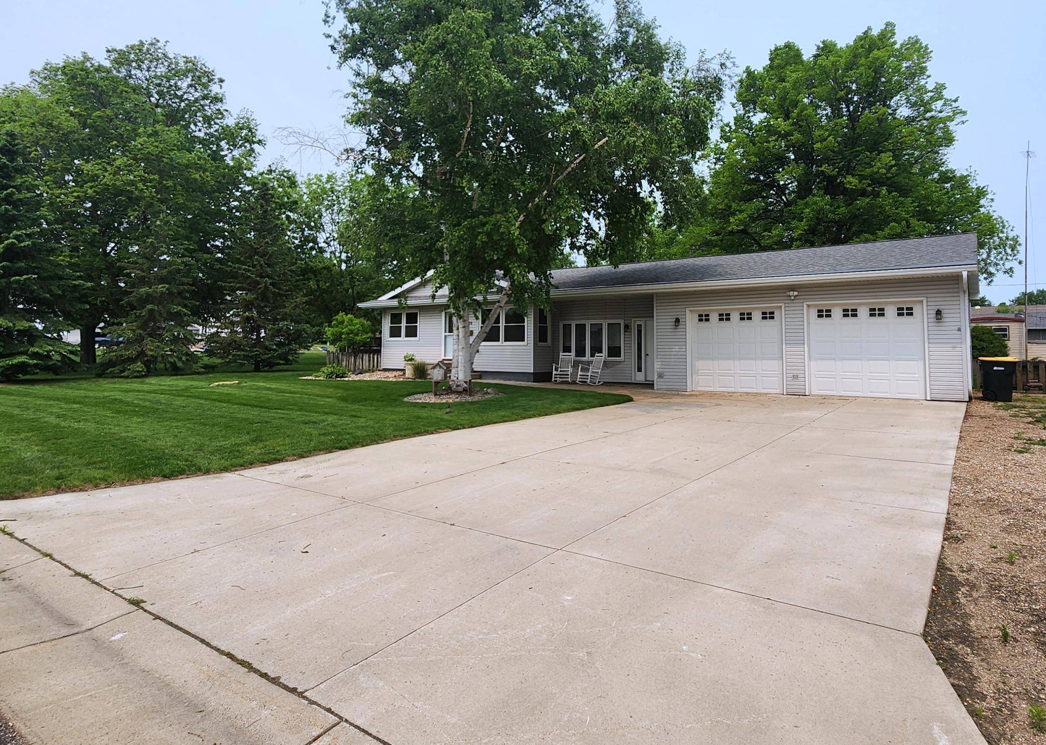 Olivia, MN 56277,1206 W Ash AVE