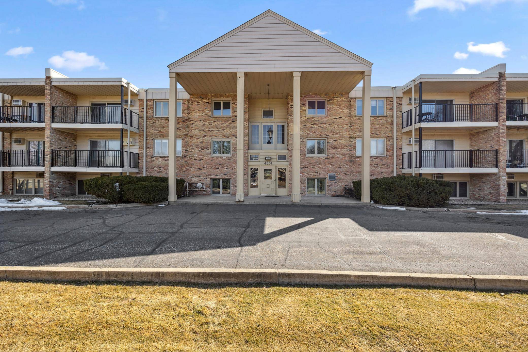Edina, MN 55435,4351 Parklawn AVE #110E
