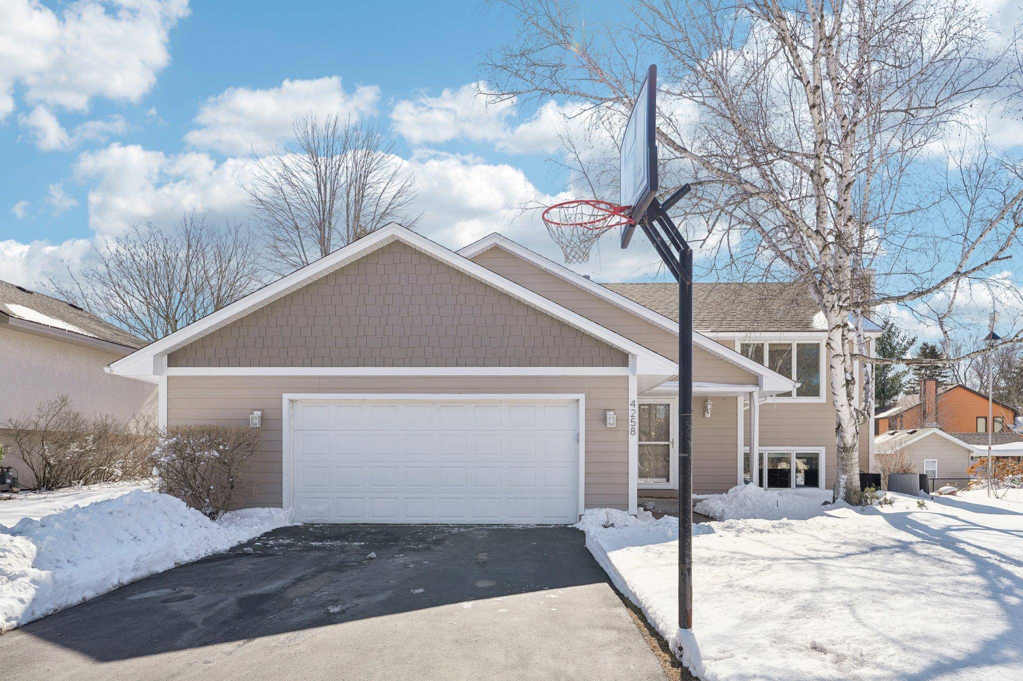 Eagan, MN 55123,4258 Daniel DR