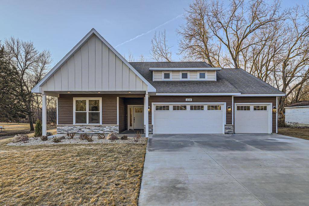 Chaska, MN 55318,634 E 6th ST