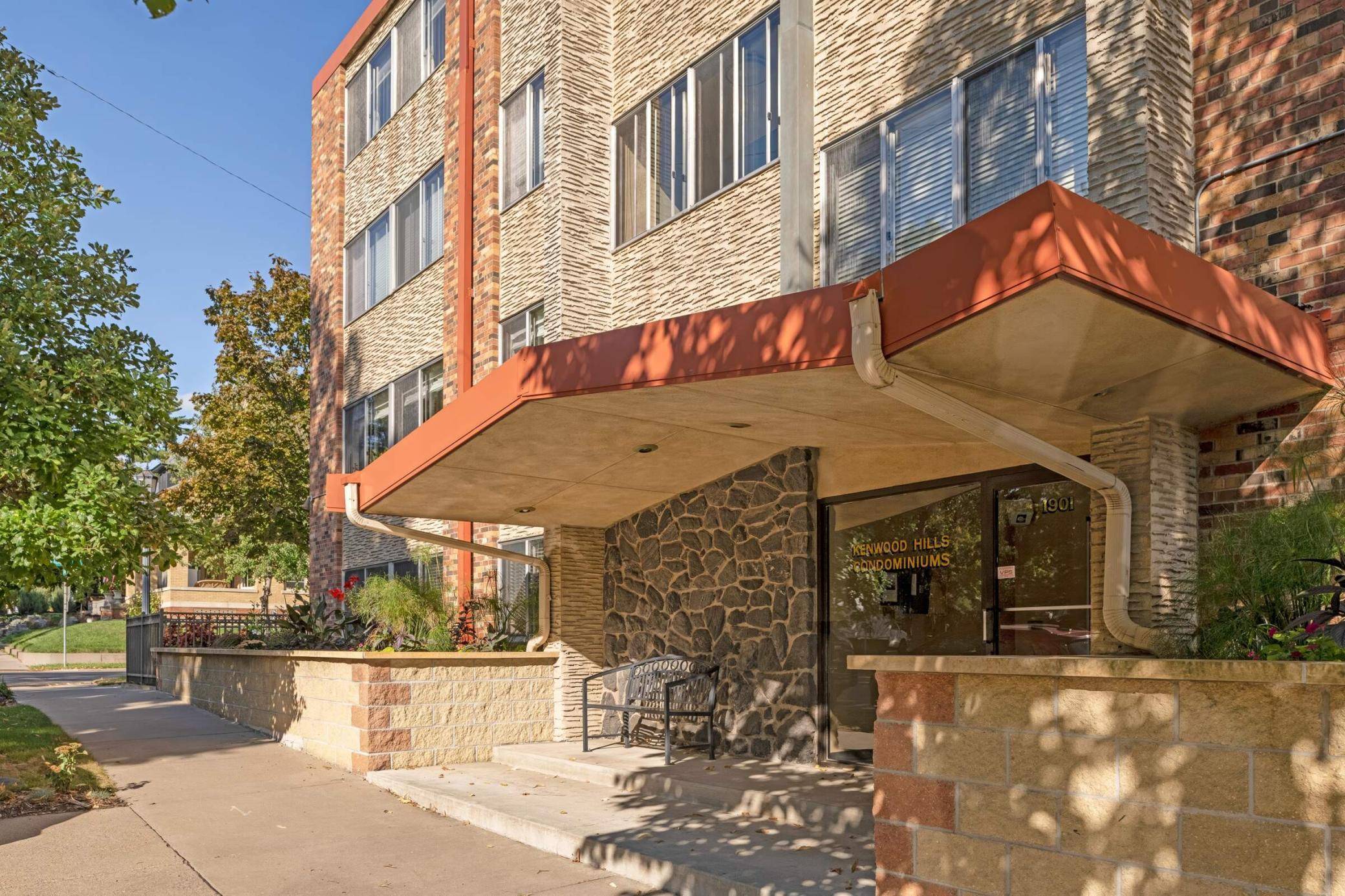 Minneapolis, MN 55403,1901 Emerson AVE S #208