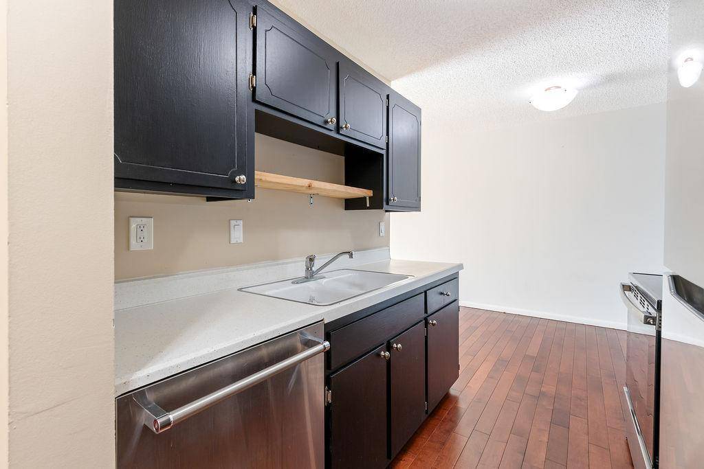 Edina, MN 55435,4351 Parklawn AVE #106E