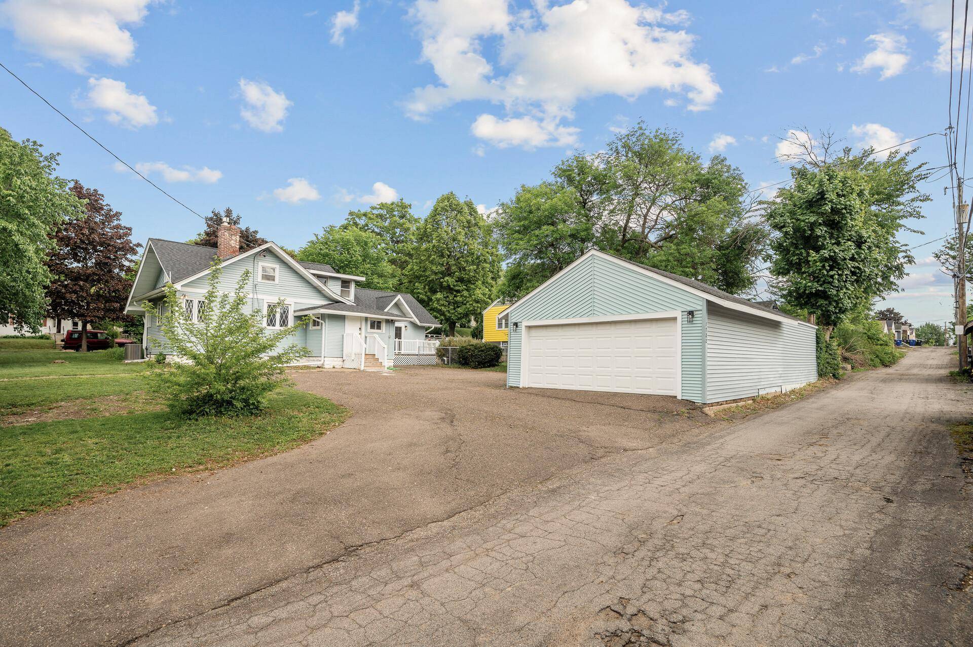 Saint Paul, MN 55106,1722 Reaney AVE E