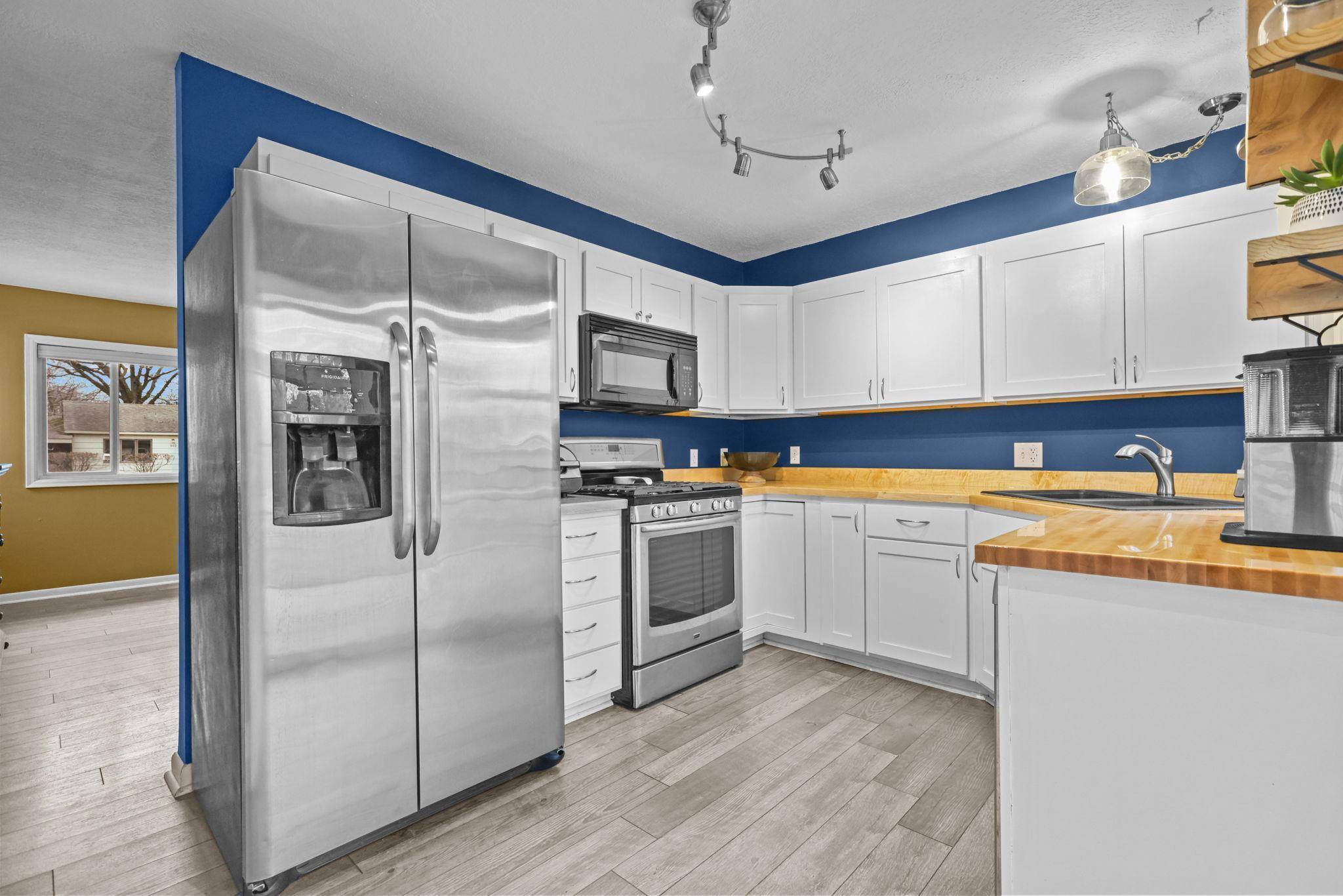 Anoka, MN 55303,903 Queens LN