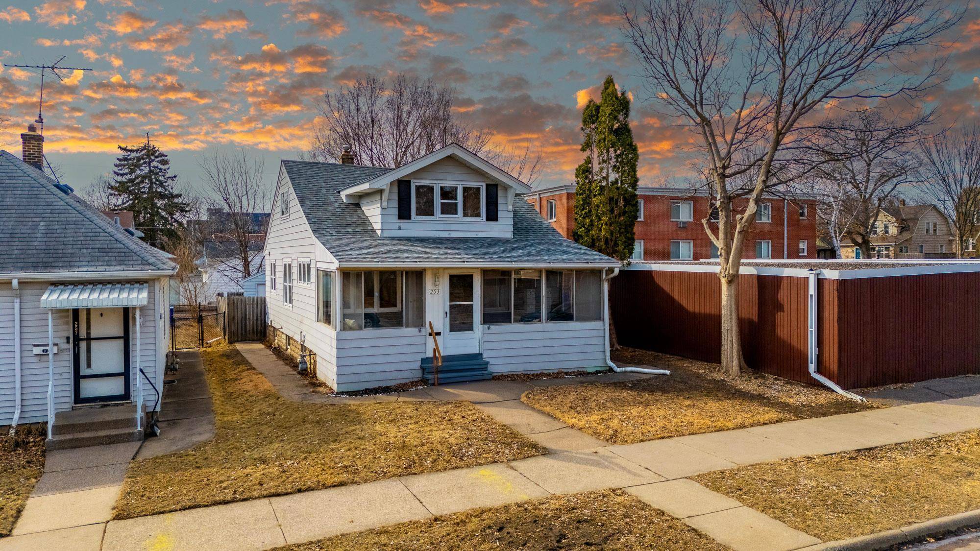 Saint Paul, MN 55105,253 Warwick ST