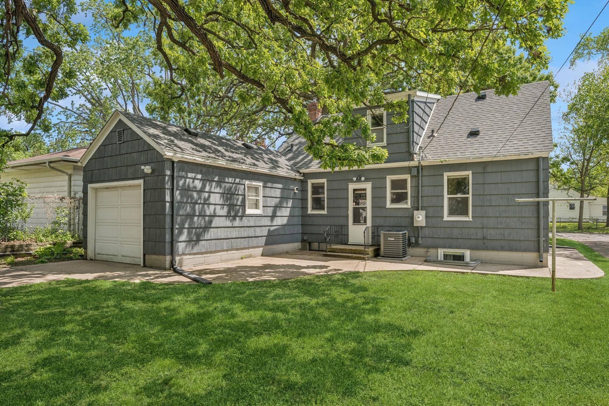 Saint Paul, MN 55106,1685 Rose AVE E
