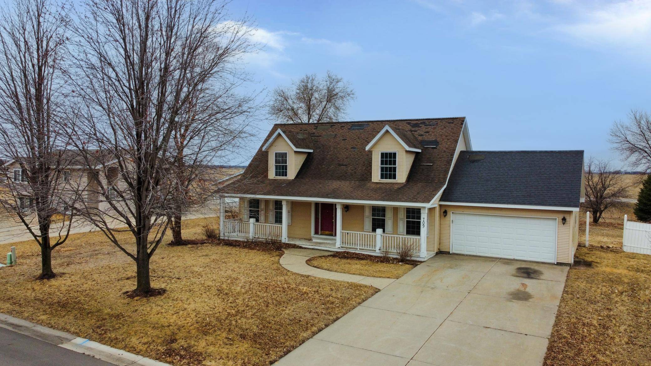 Grove City, MN 56243,709 Maple LN