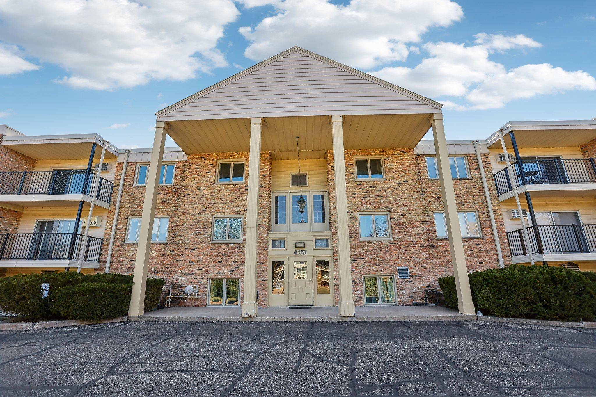 Edina, MN 55435,4351 Parklawn AVE #104E