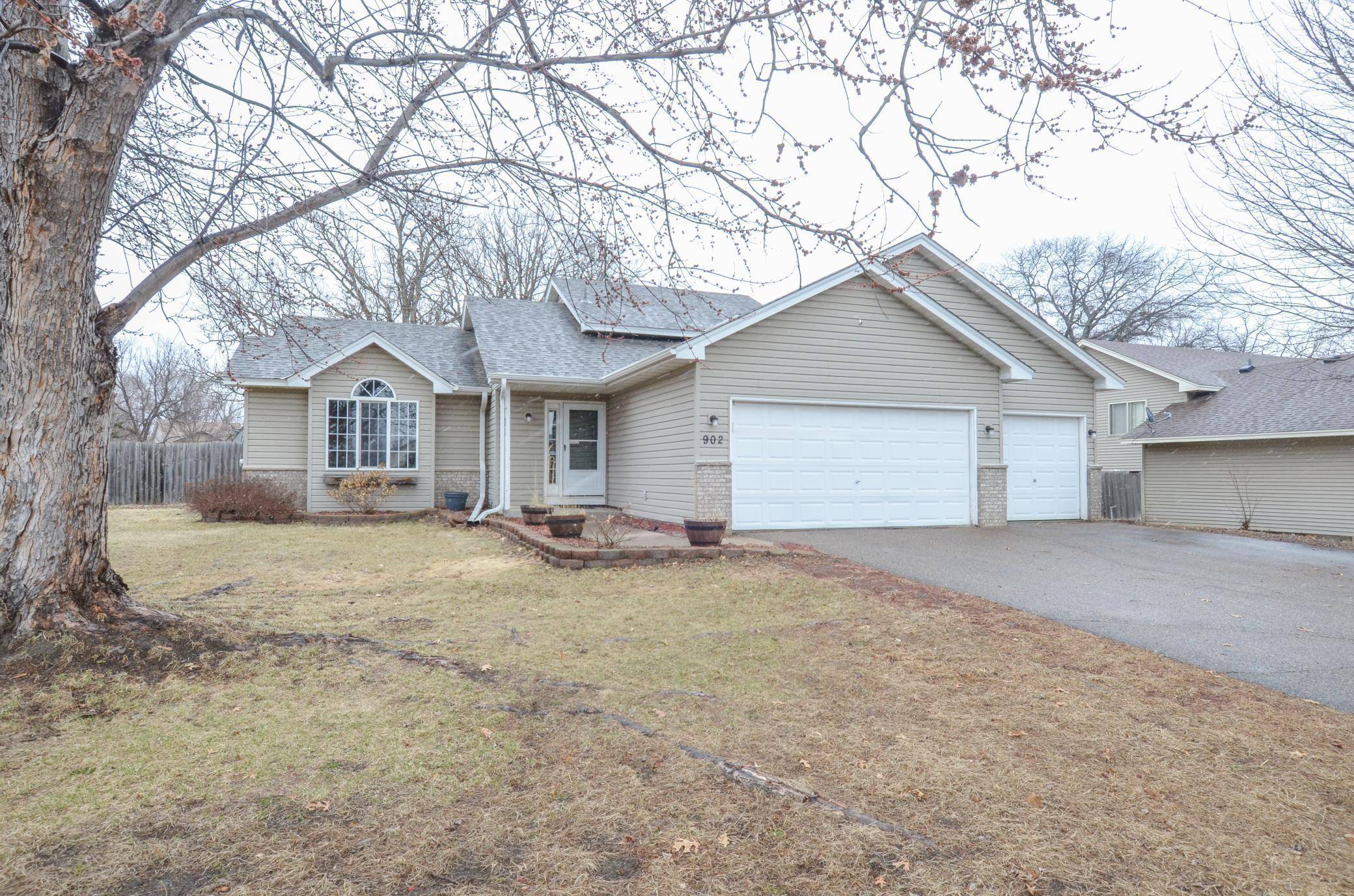 Isanti, MN 55040,902 Hillock ST NW
