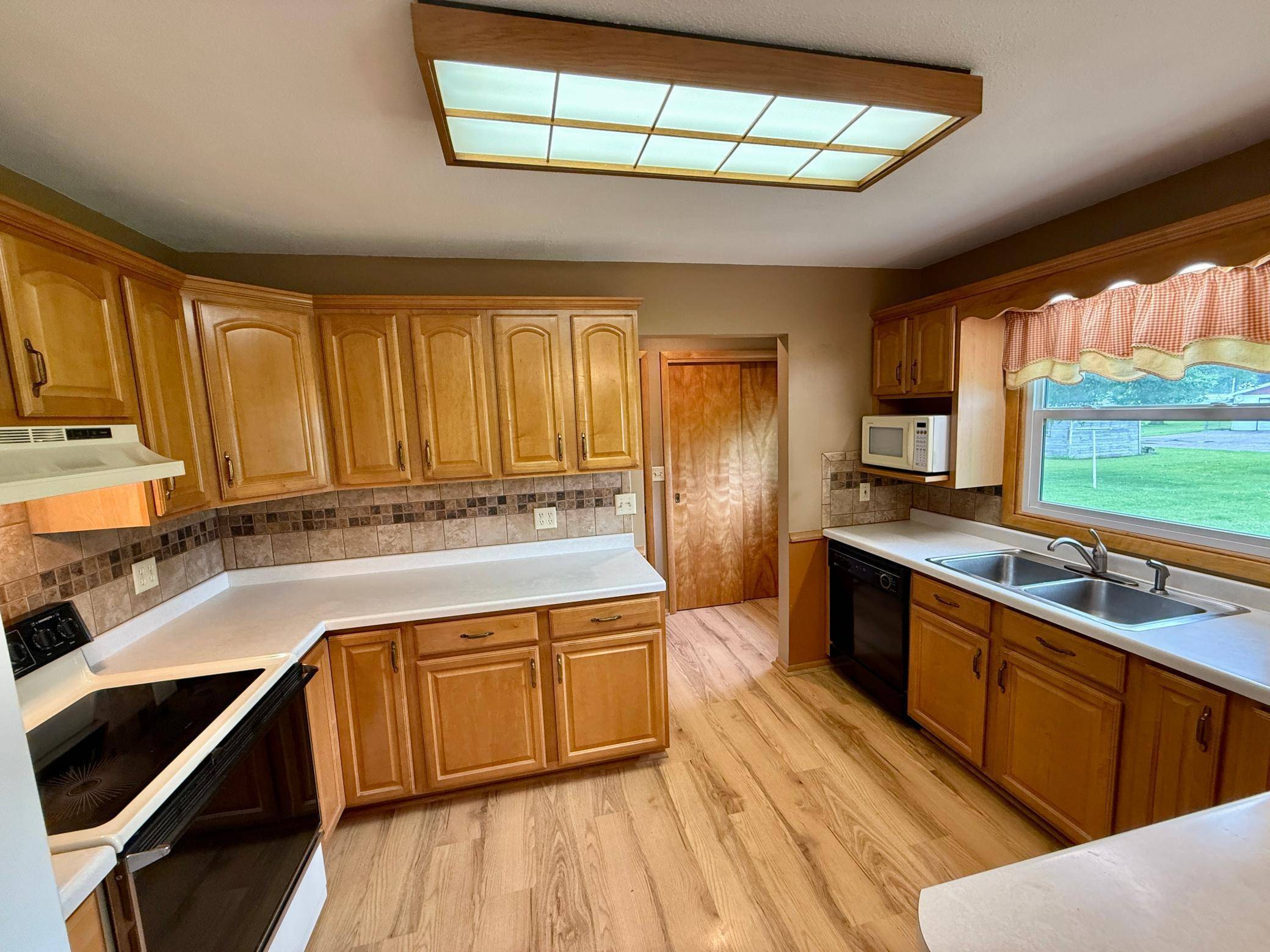 Olivia, MN 56277,603 E Maple AVE