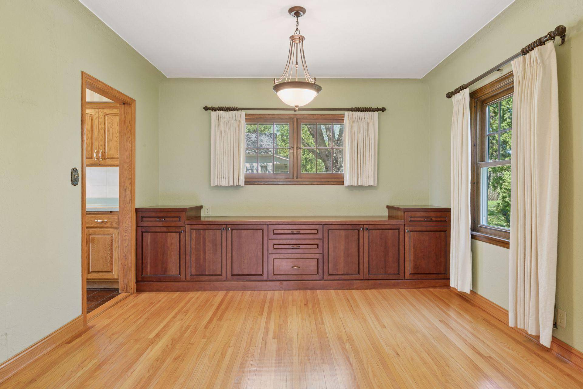 Mendota Heights, MN 55118,1635 Dodd RD