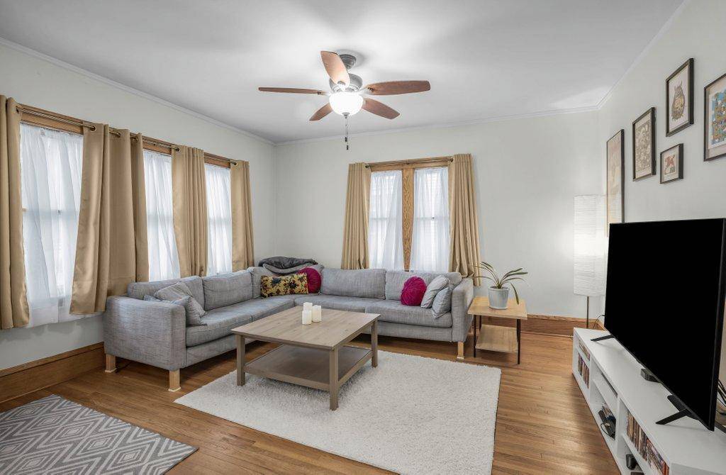 Saint Paul, MN 55104,2136 Temple CT