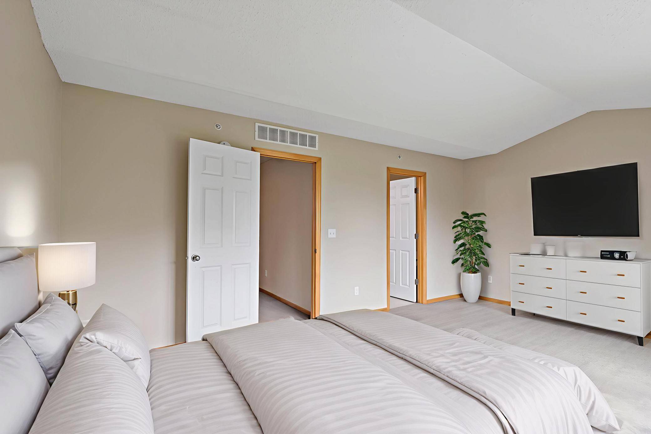 Maplewood, MN 55109,3001 Chamberlain ST N #5