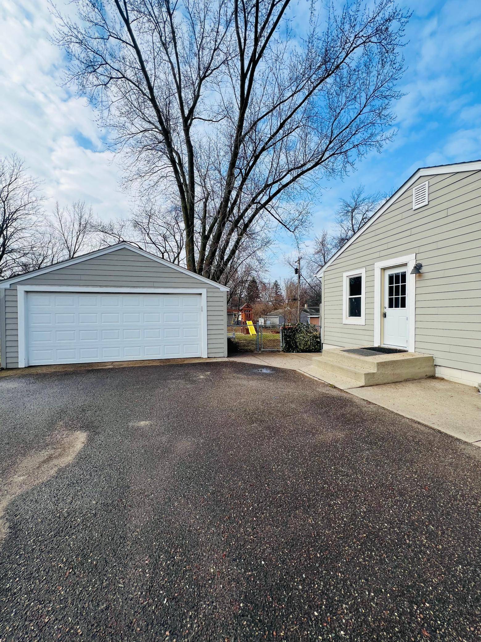 Maplewood, MN 55109,1468 County Road B E