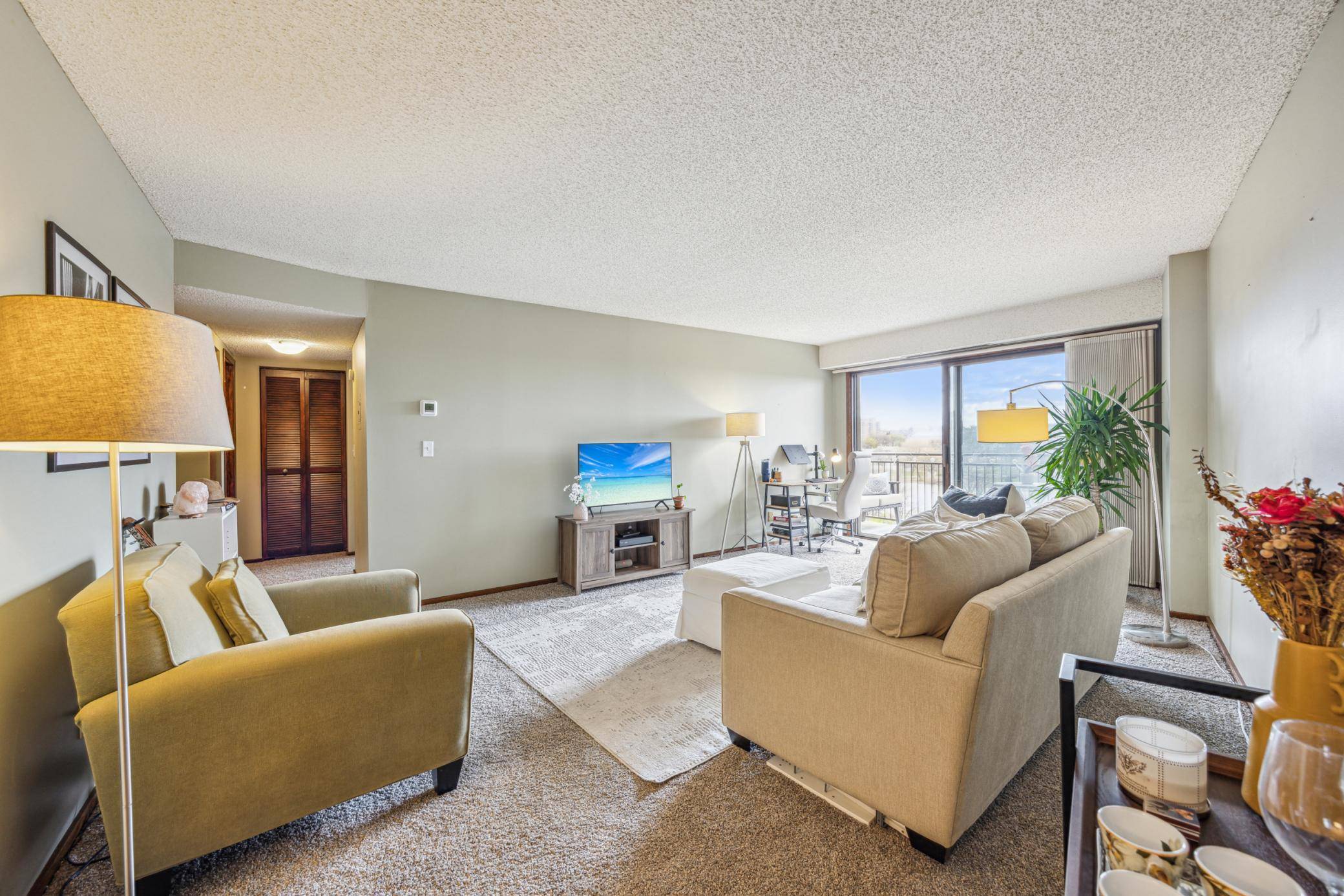 Minneapolis, MN 55403,210 W Grant ST #710