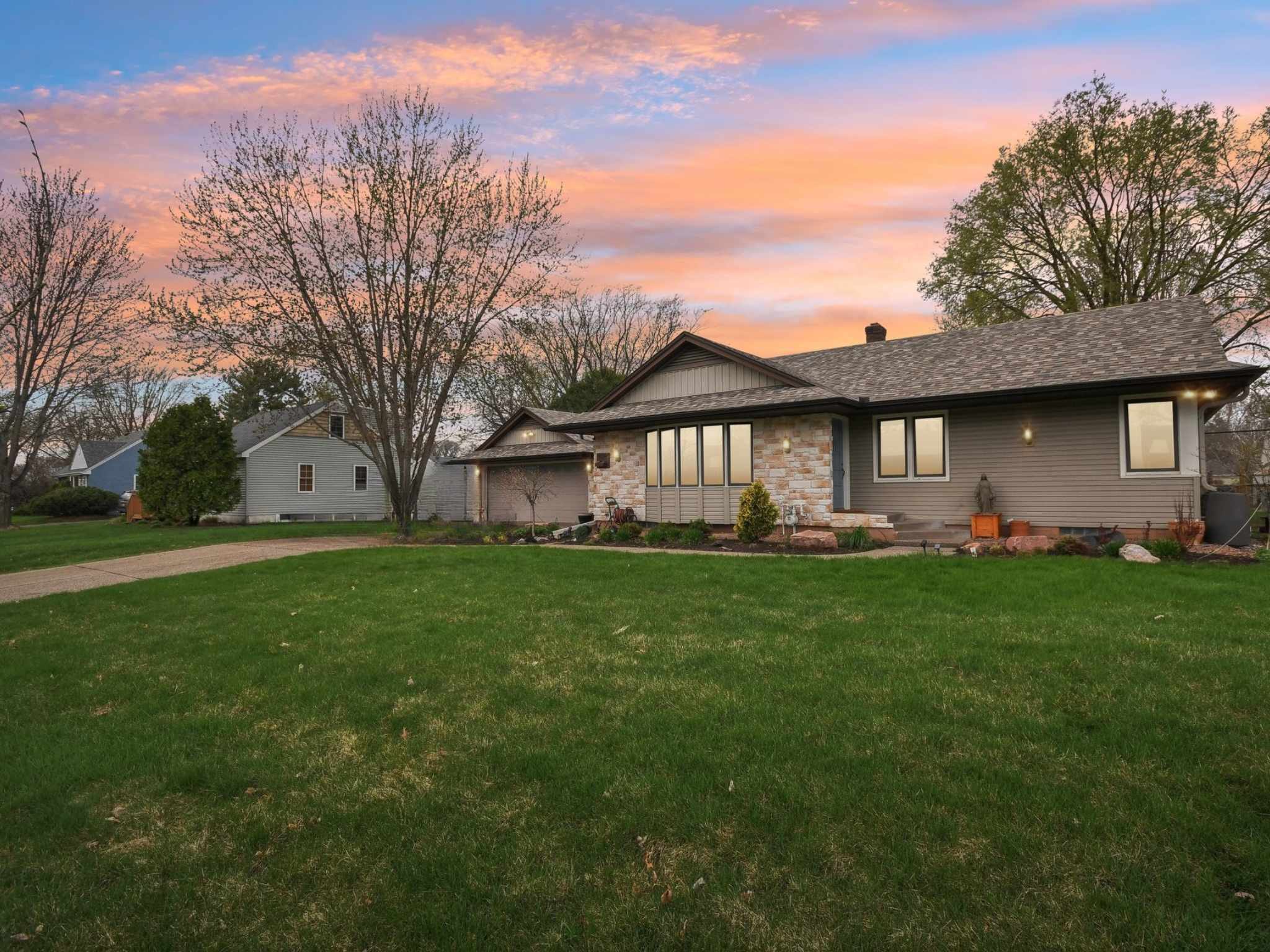 Roseville, MN 55113,925 Lovell AVE W