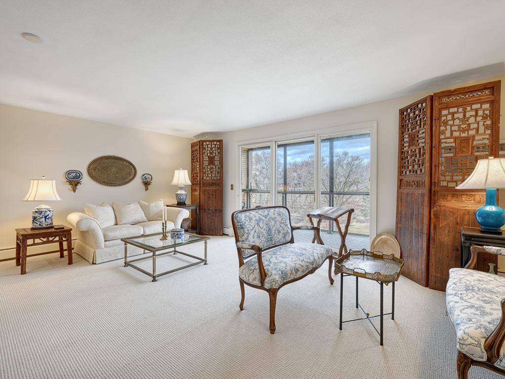 Edina, MN 55436,4360 Brookside CT #303