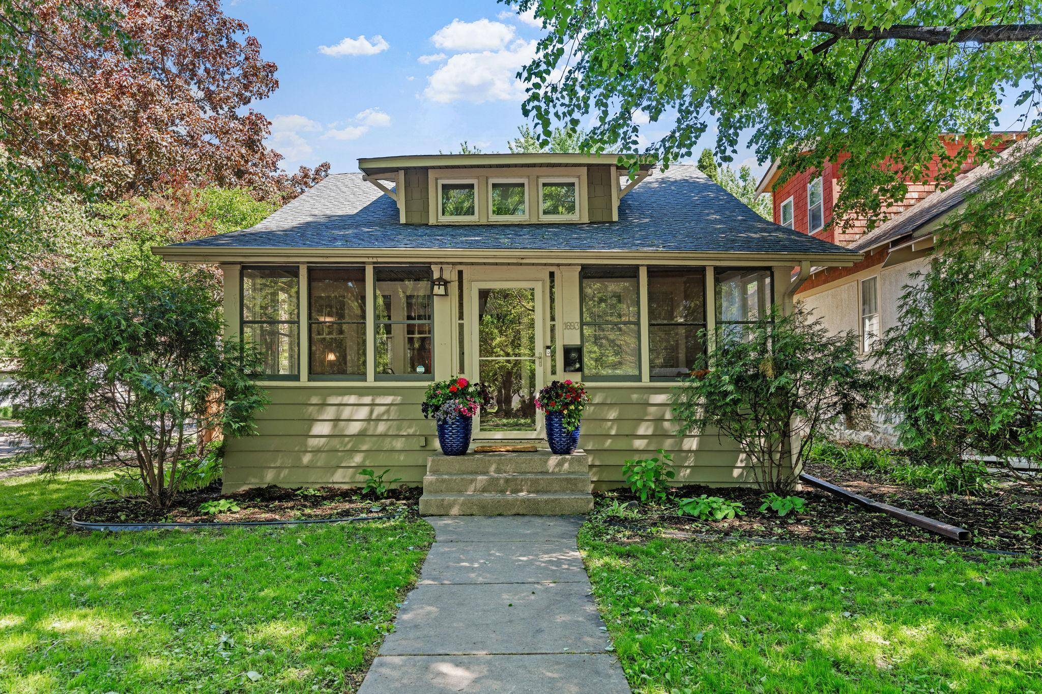 Saint Paul, MN 55105,1693 Palace AVE