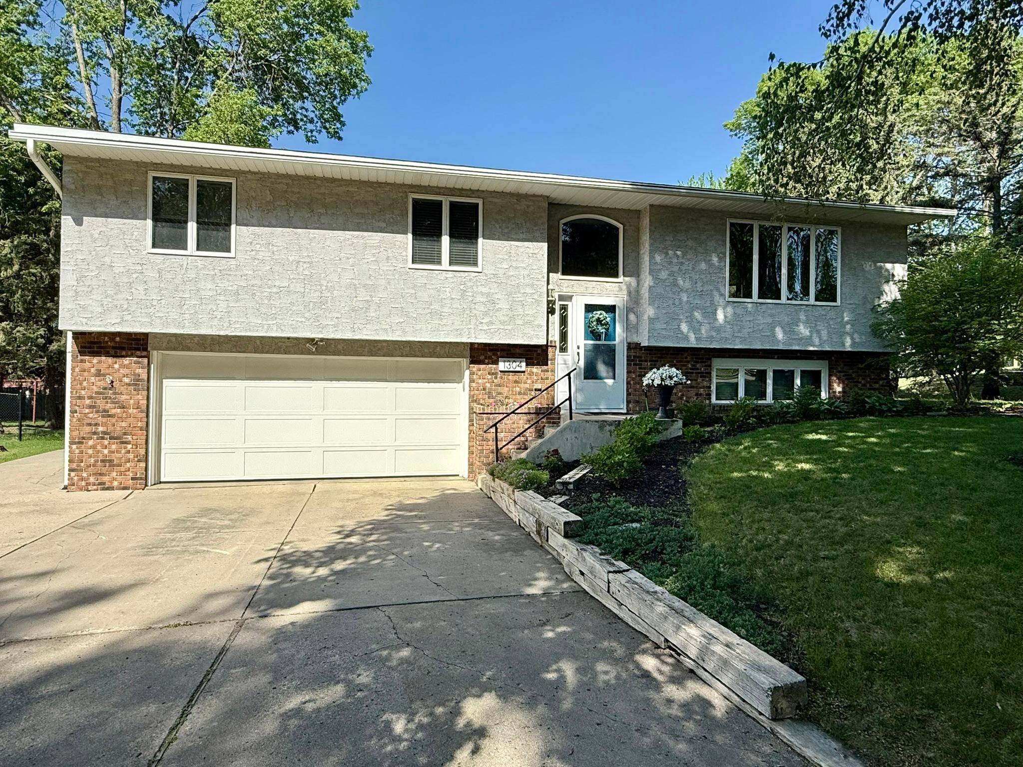 Willmar, MN 56201,1304 10th ST SE