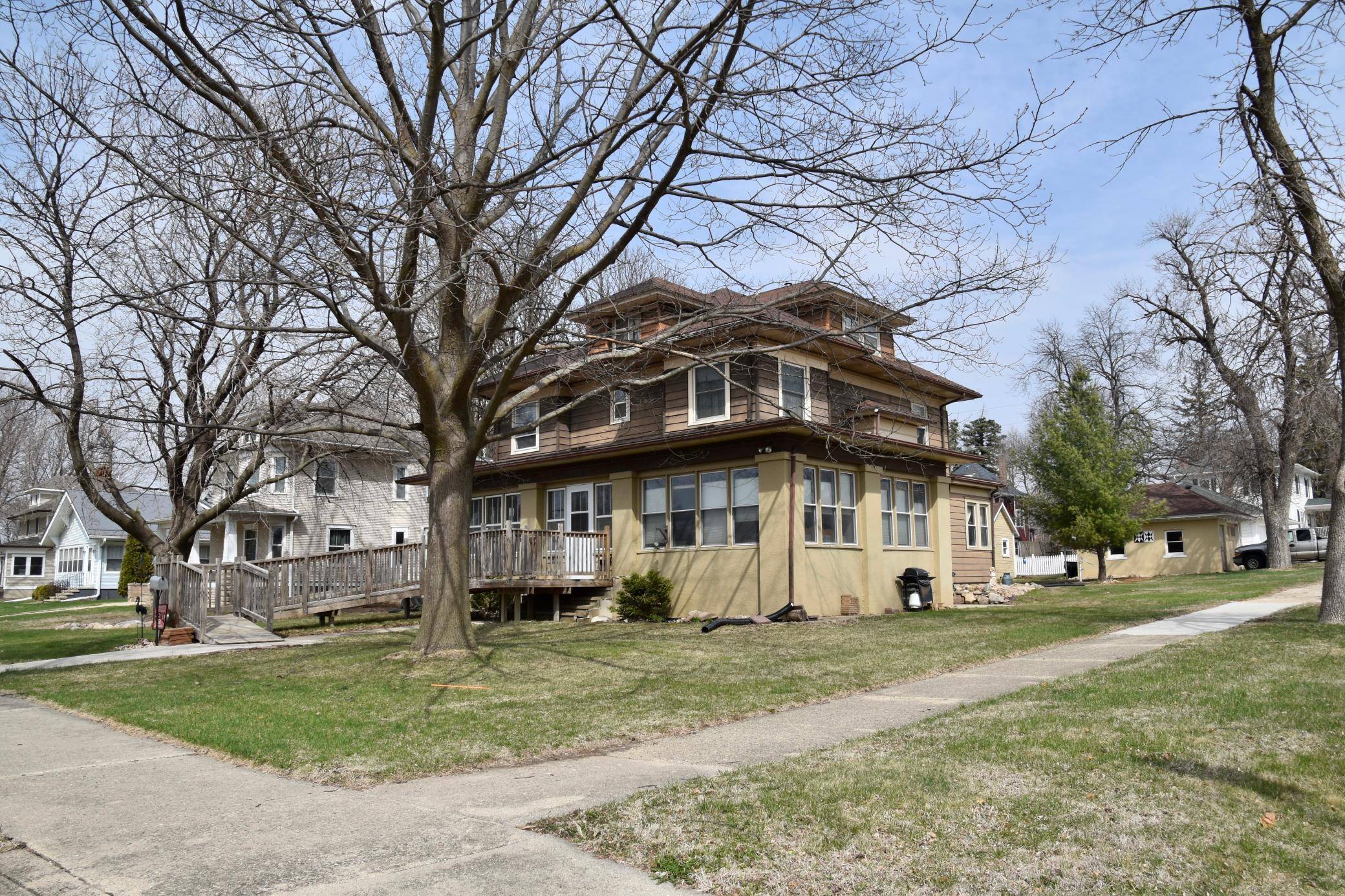 Sibley, IA 51249,622 7th ST