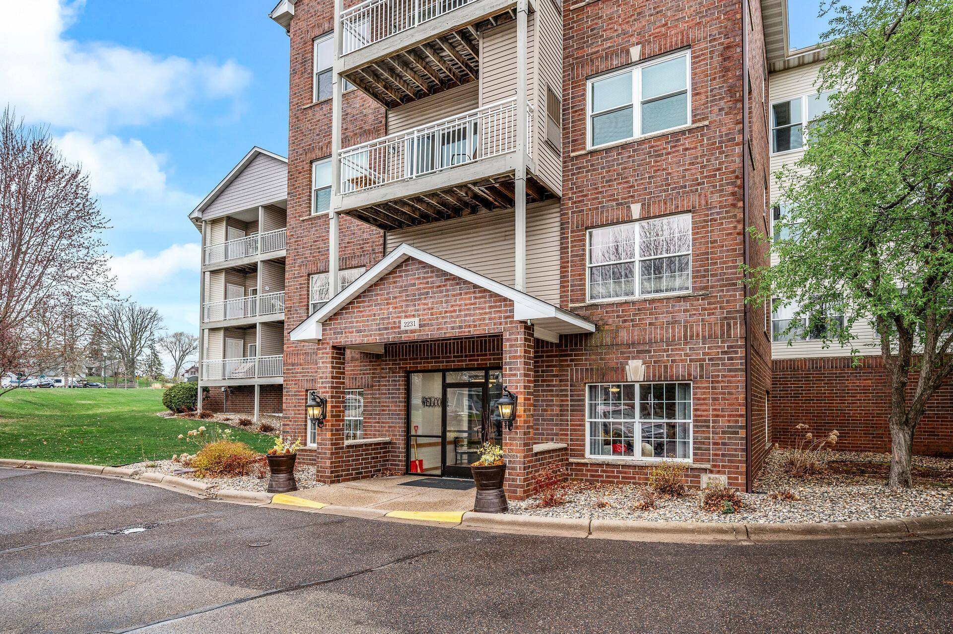 North Saint Paul, MN 55109,2231 Penn PL #122