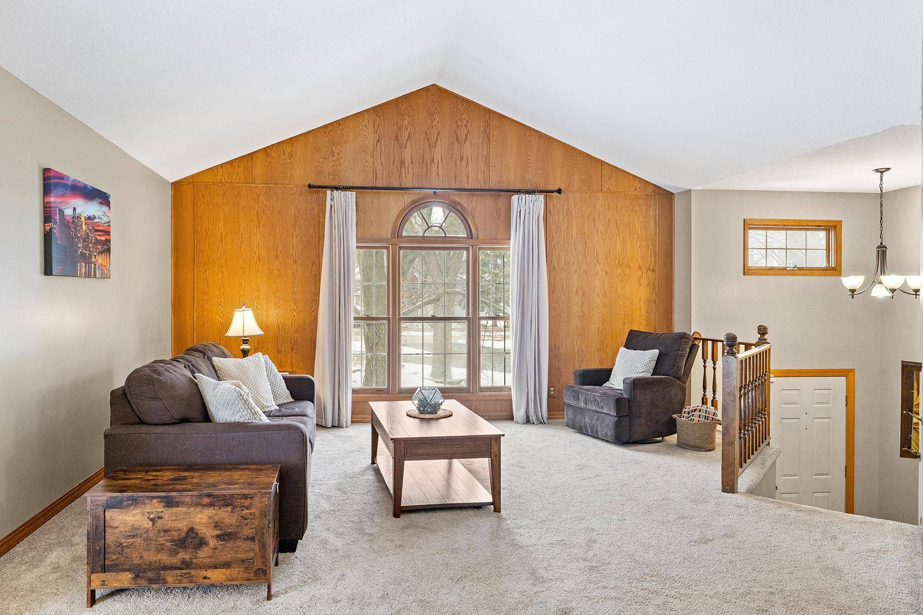 Eden Prairie, MN 55347,8876 Knollwood DR