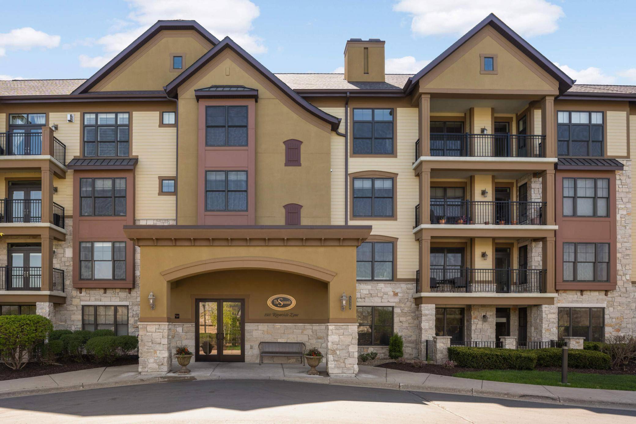 Mendota Heights, MN 55118,1320 Riverside LN #307