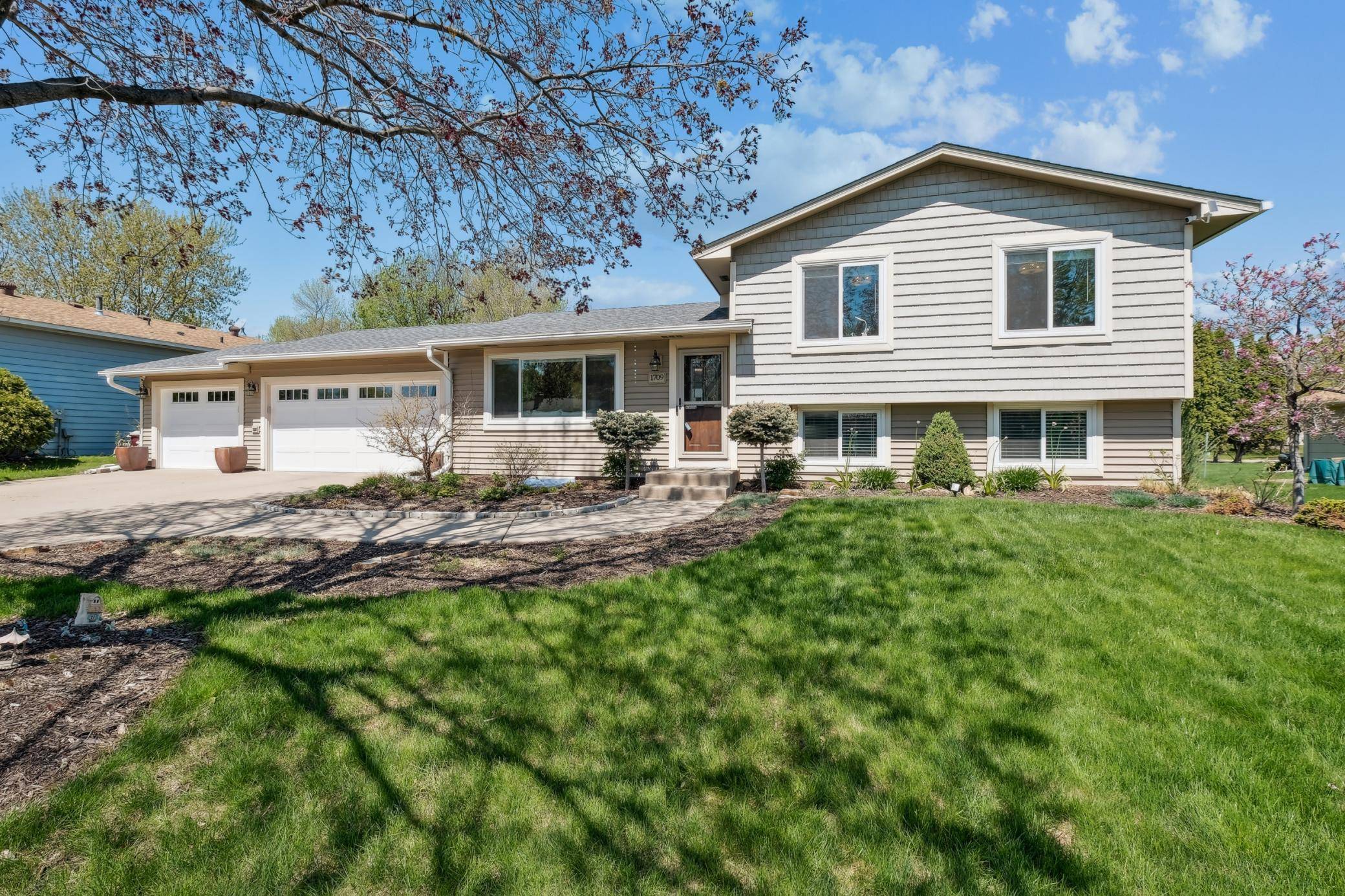 Eagan, MN 55122,1709 Monticello AVE