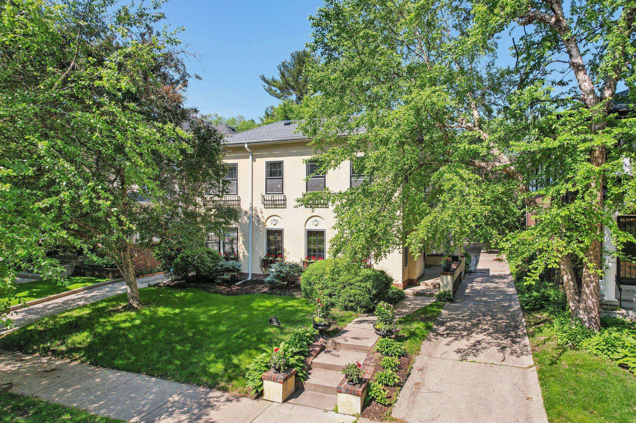 Minneapolis, MN 55403,1770 James AVE S #1