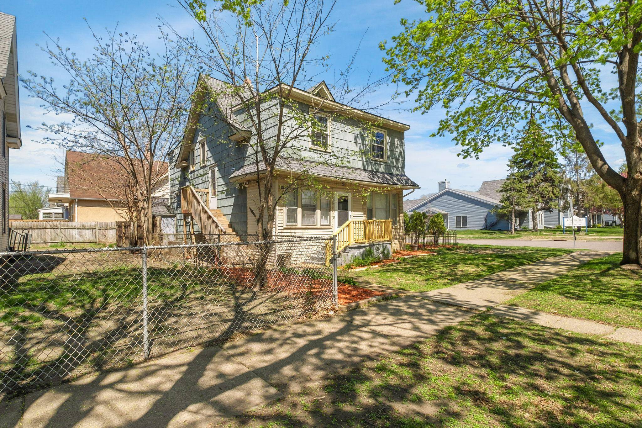 Saint Paul, MN 55104,1541 Charles AVE