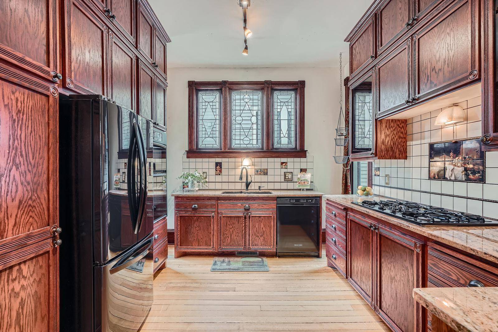 Saint Paul, MN 55102,402 Laurel AVE #1