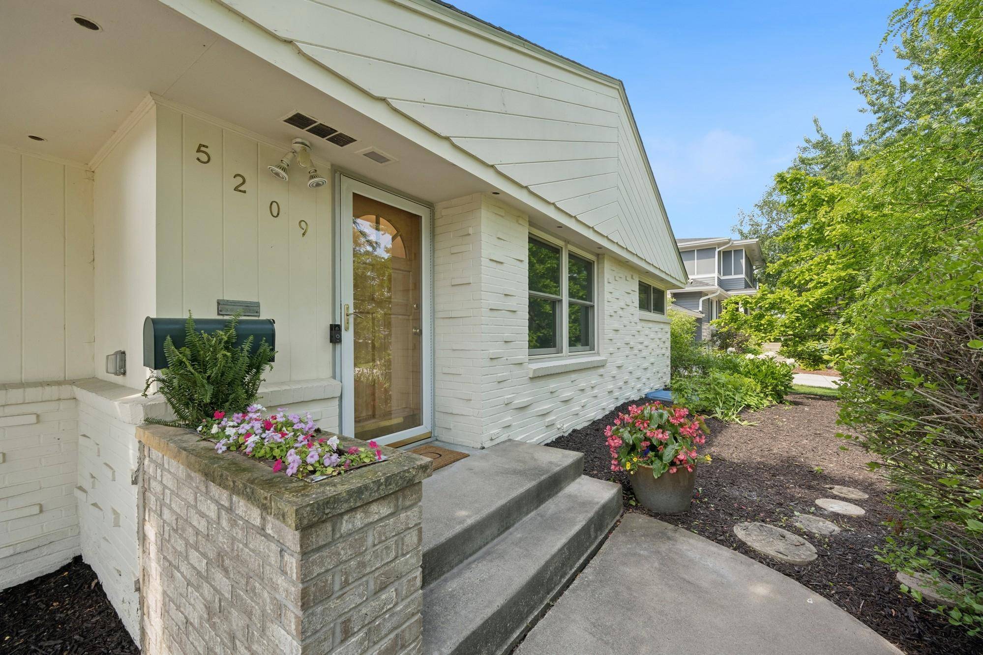 Edina, MN 55436,5209 W 61st ST