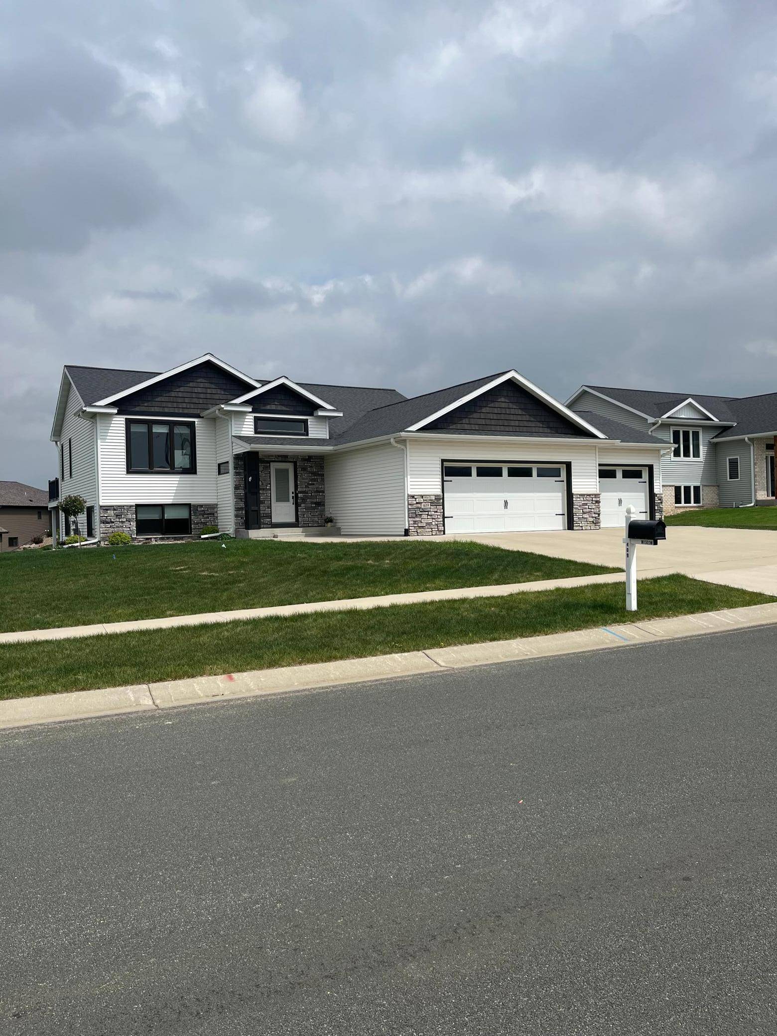 Dodge Center, MN 55927,409 10th ST NW
