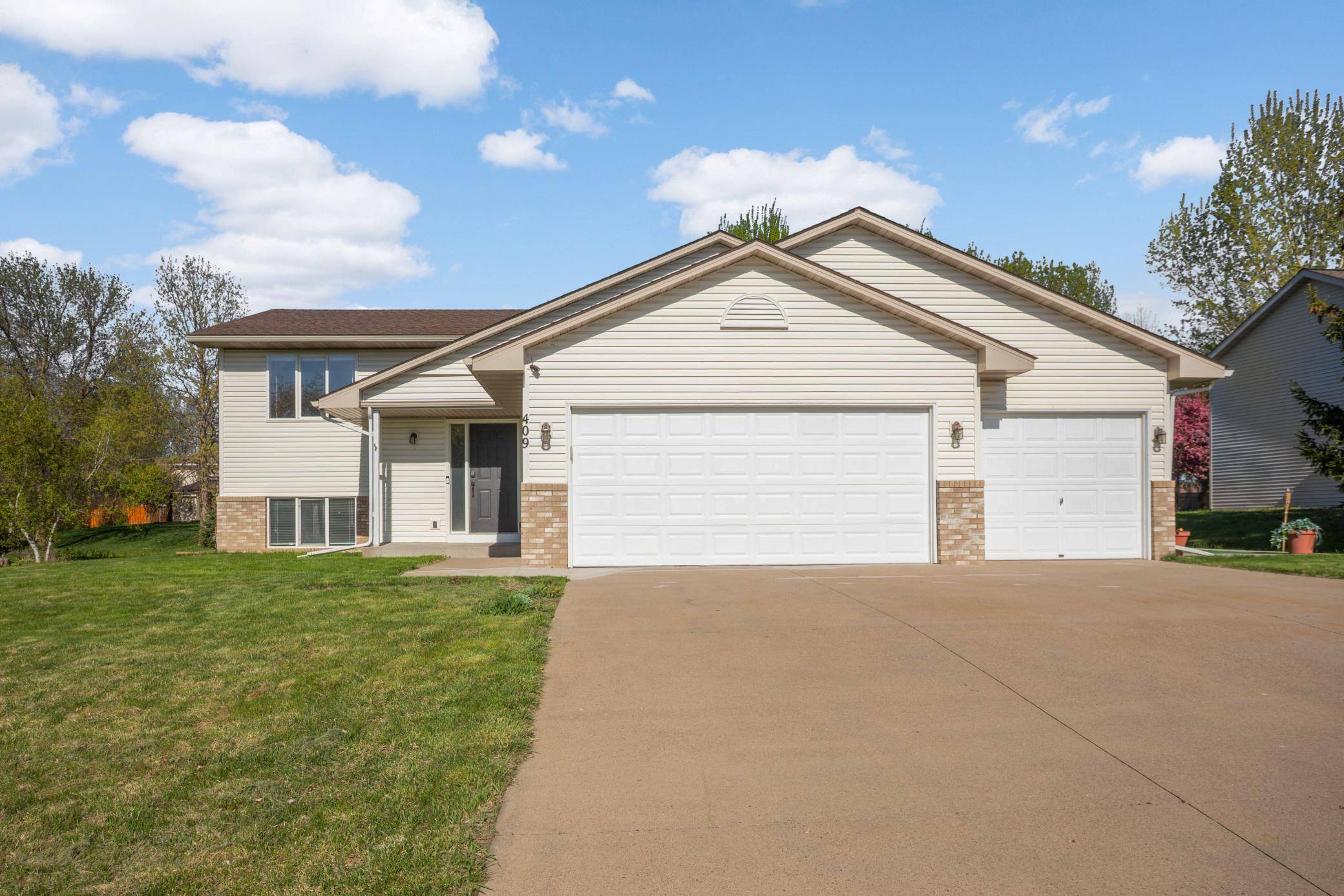 Saint Michael, MN 55376,409 5th ST NW