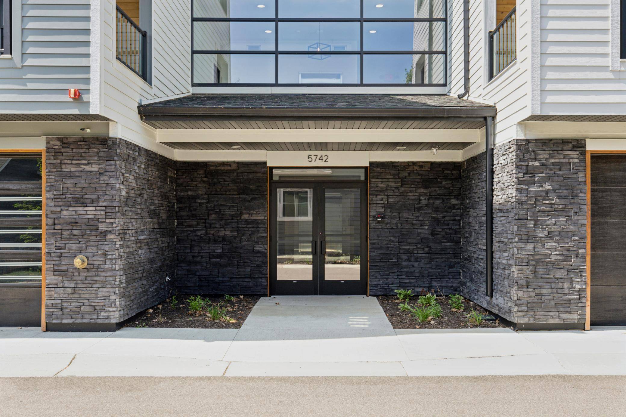 Minnetonka, MN 55343,5742 Shady Oak RD S #7