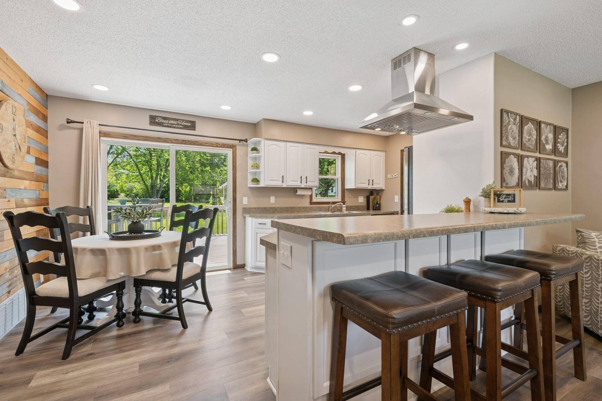 Apple Valley, MN 55124,884 Whitney DR