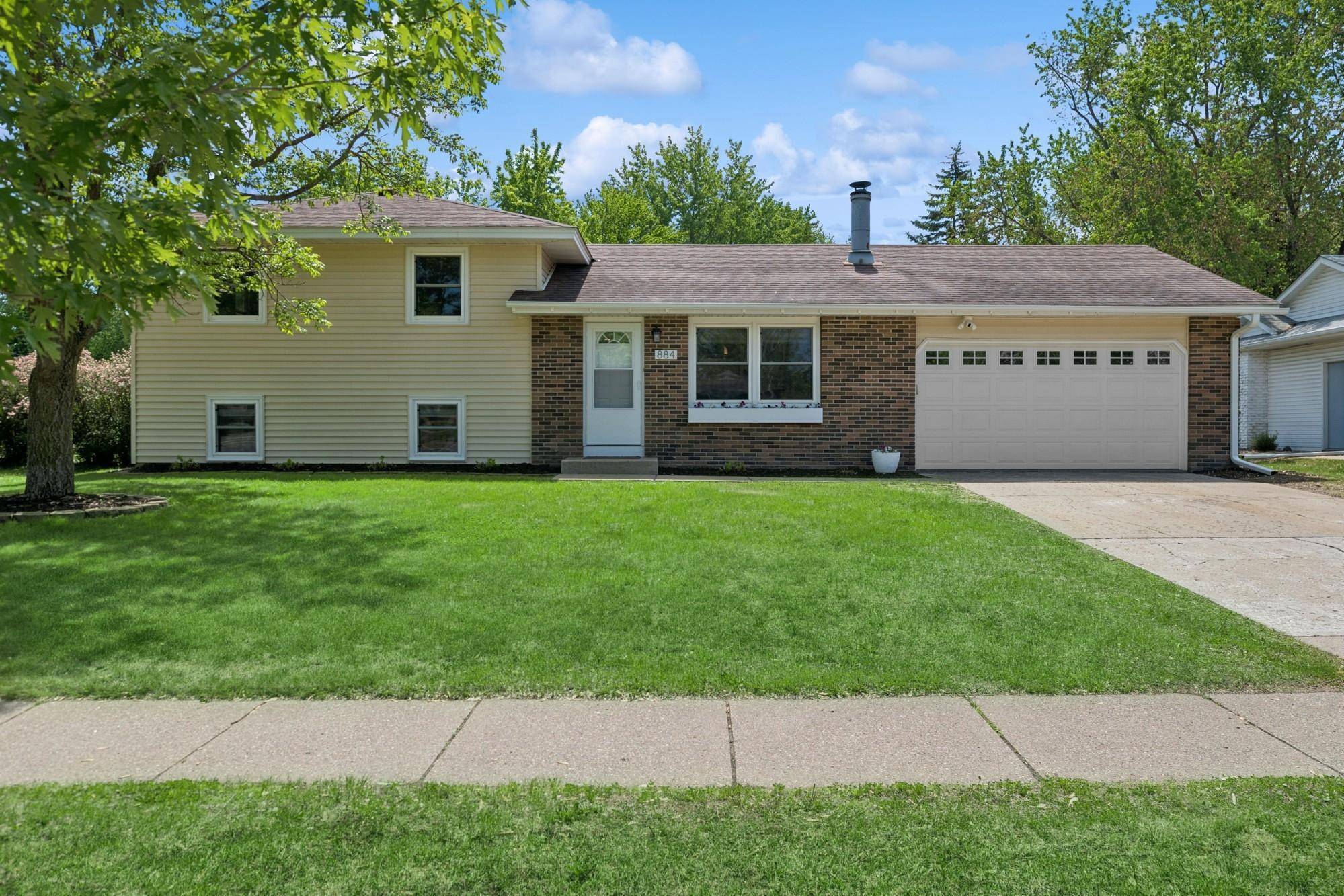 Apple Valley, MN 55124,884 Whitney DR