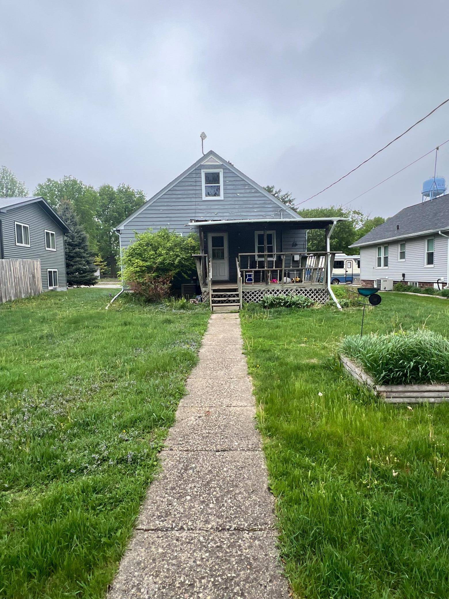 Clarkfield, MN 56223,905 12th AVE