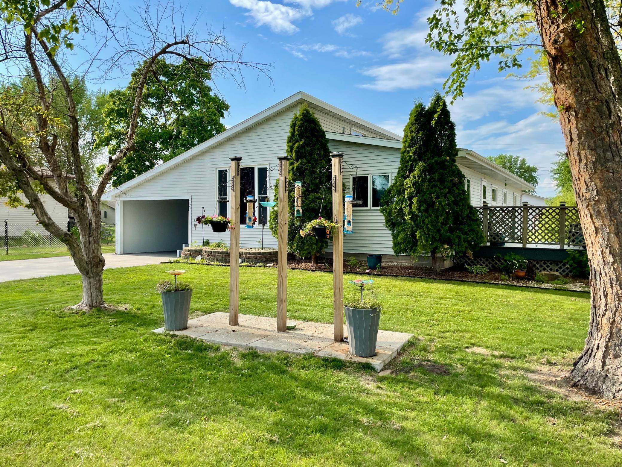 Wabasha, MN 55981,729 10th ST E