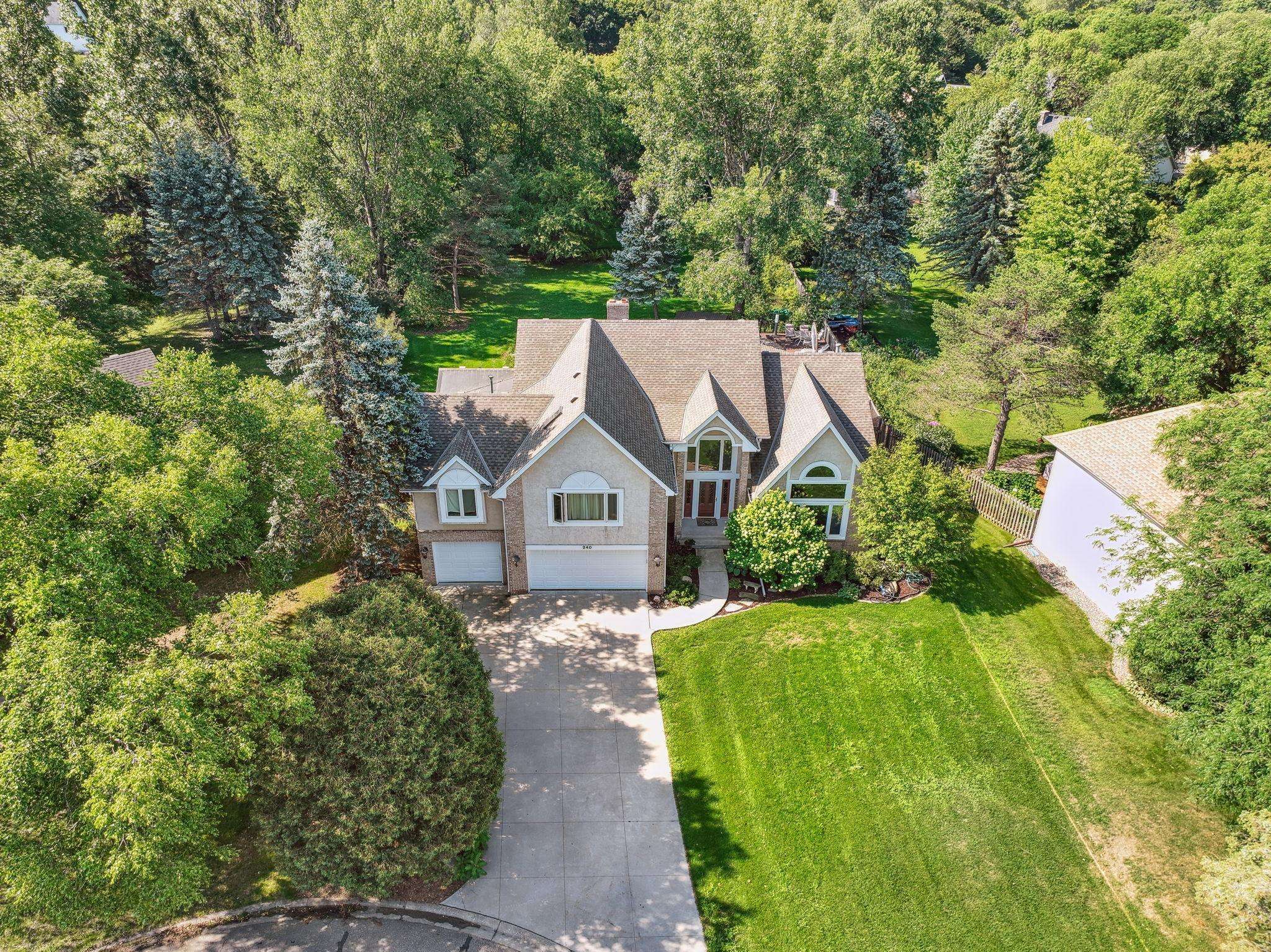 Vadnais Heights, MN 55127,240 Cottonwood DR