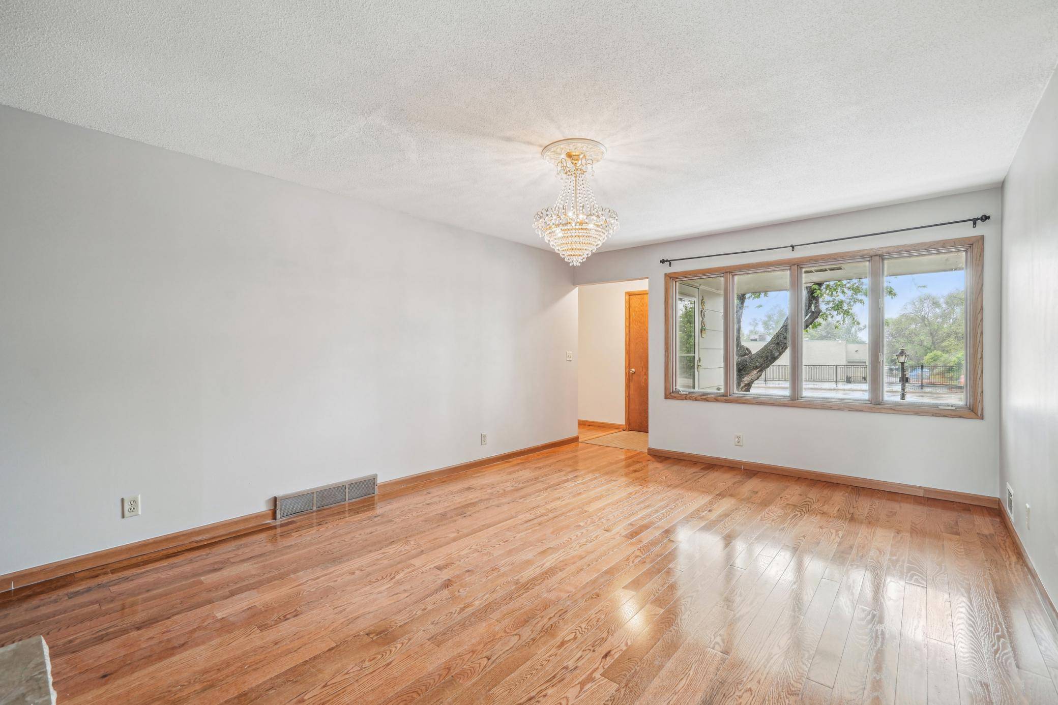 Edina, MN 55439,5212 W 70th ST