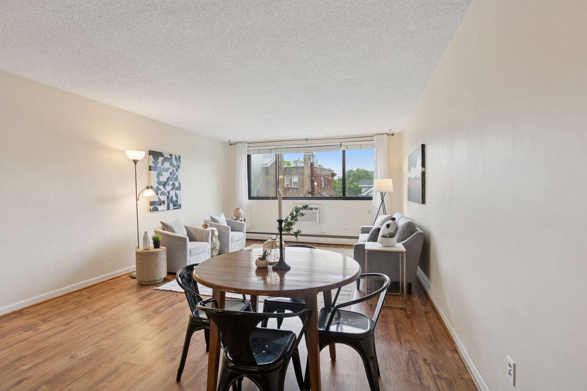 Minneapolis, MN 55403,1912 Dupont AVE S #302