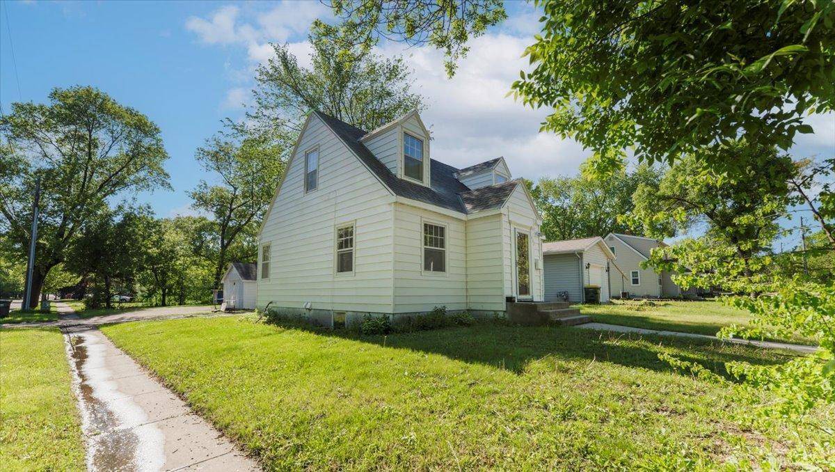 Willmar, MN 56201,401 Julii ST