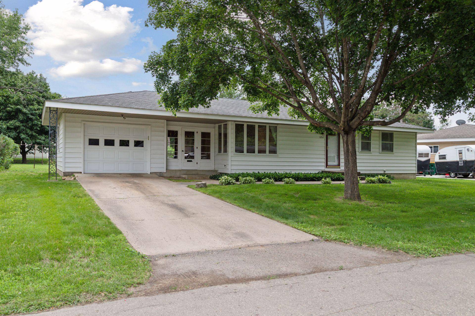 Chaska, MN 55318,1212 Valley ST