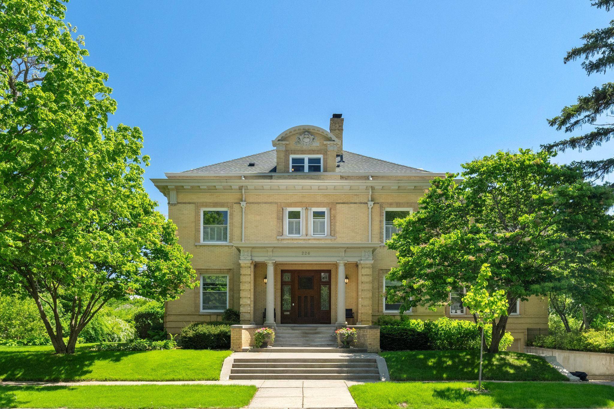 Saint Paul, MN 55105,226 Grotto ST S