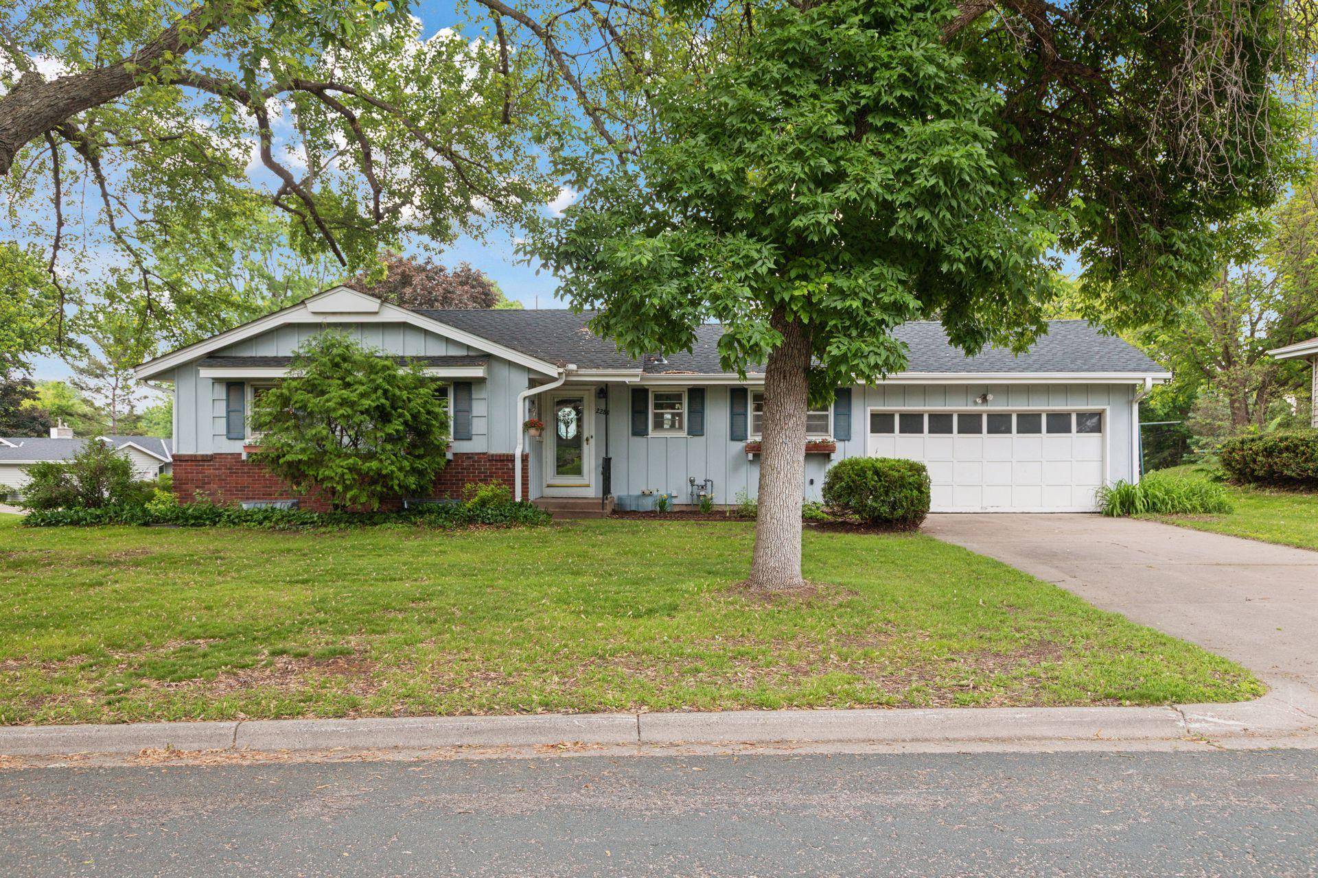 Mendota Heights, MN 55120,2288 Apache ST