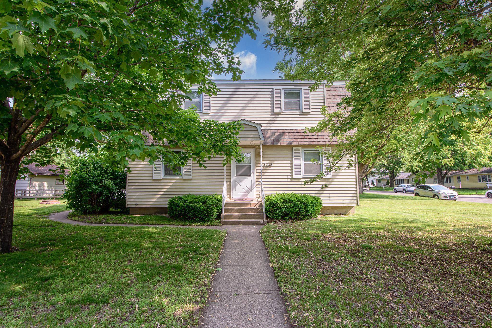 Saint Cloud, MN 56304,1221 11th ST SE