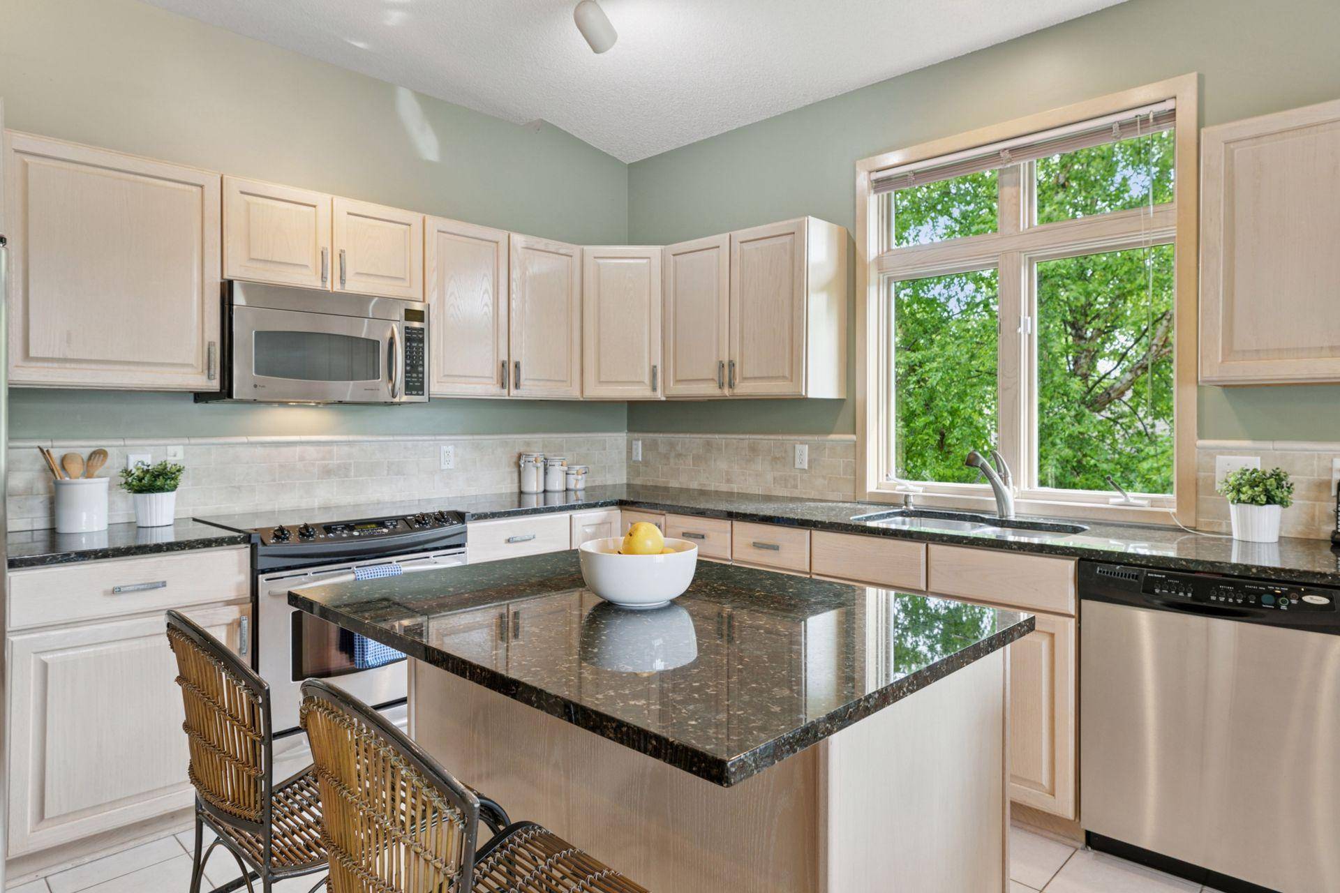 Eden Prairie, MN 55347,8910 Hilloway RD